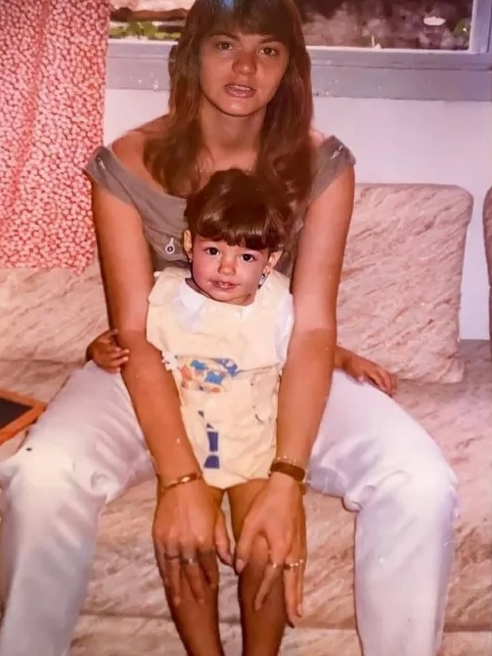 Isis Valverde celebrou aniversário da mãe com foto ainda criança  - Reprodução/Instagram 