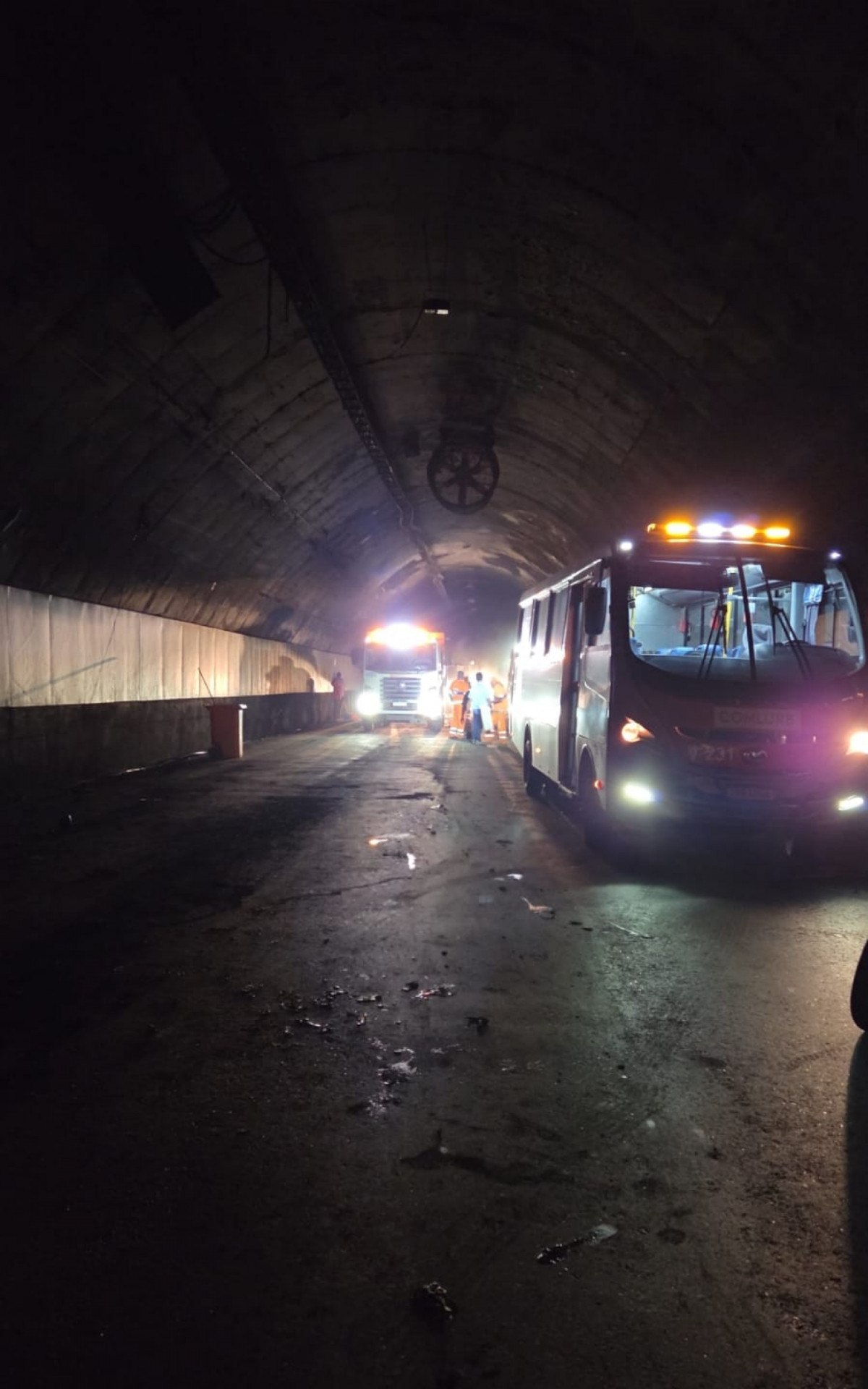 Ônibus ficou completamente destruído após pegar fogo - Reprodução/COR