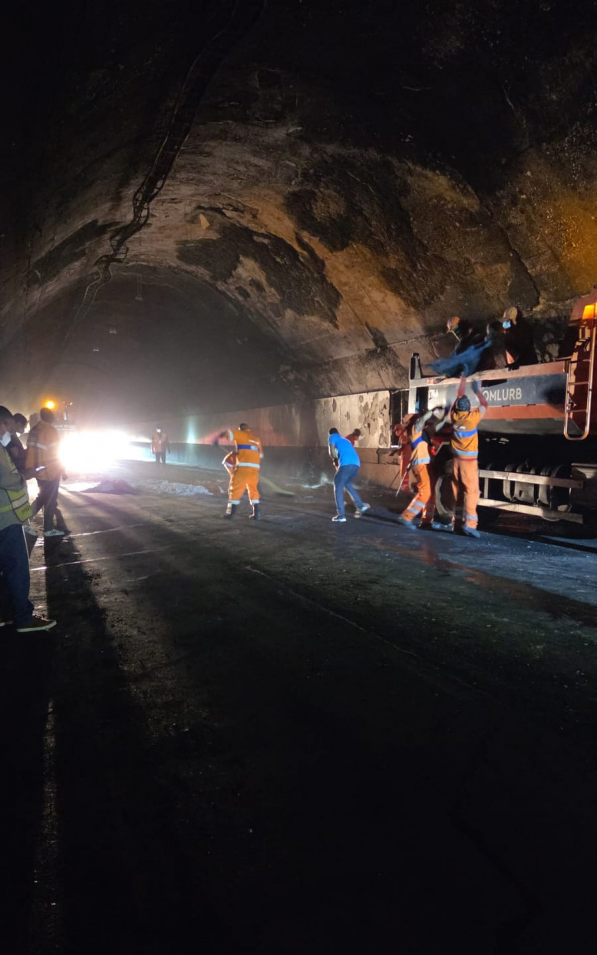 Equipes da Comlurb fazem a limpeza do Túnel Rebouças - Reprodução/COR
