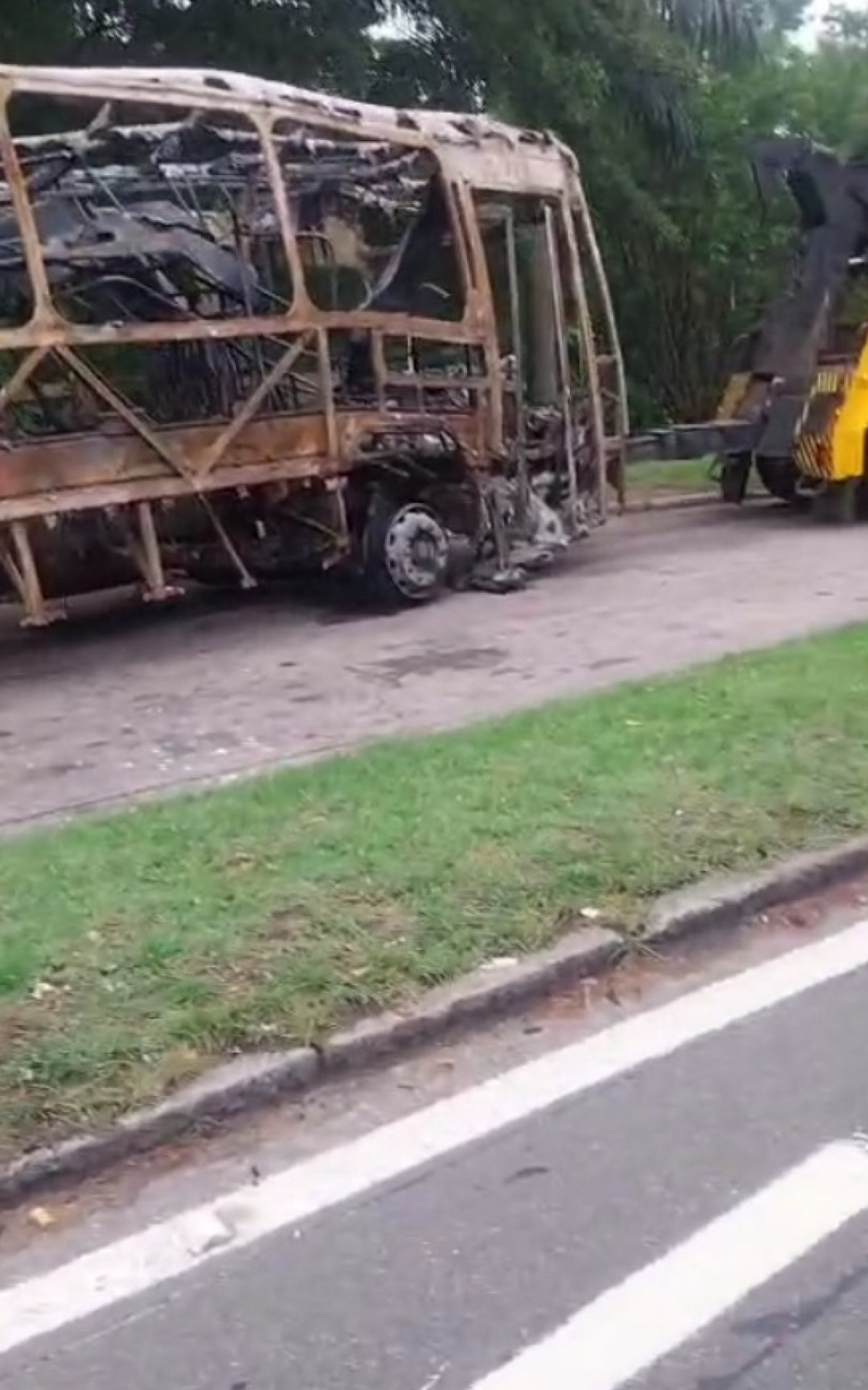 Ônibus ficou completamente destruído após pegar fogo - Reprodução/COR