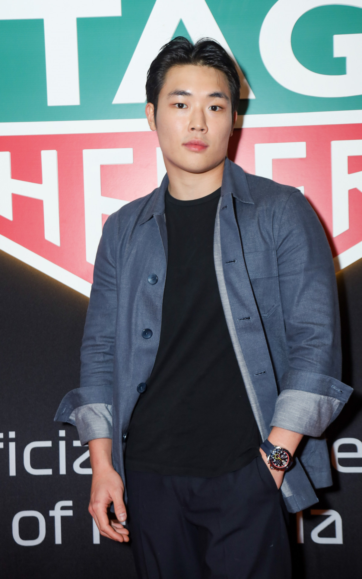 Influenciador digital Arthur Paek marca presença em evento luxuoso