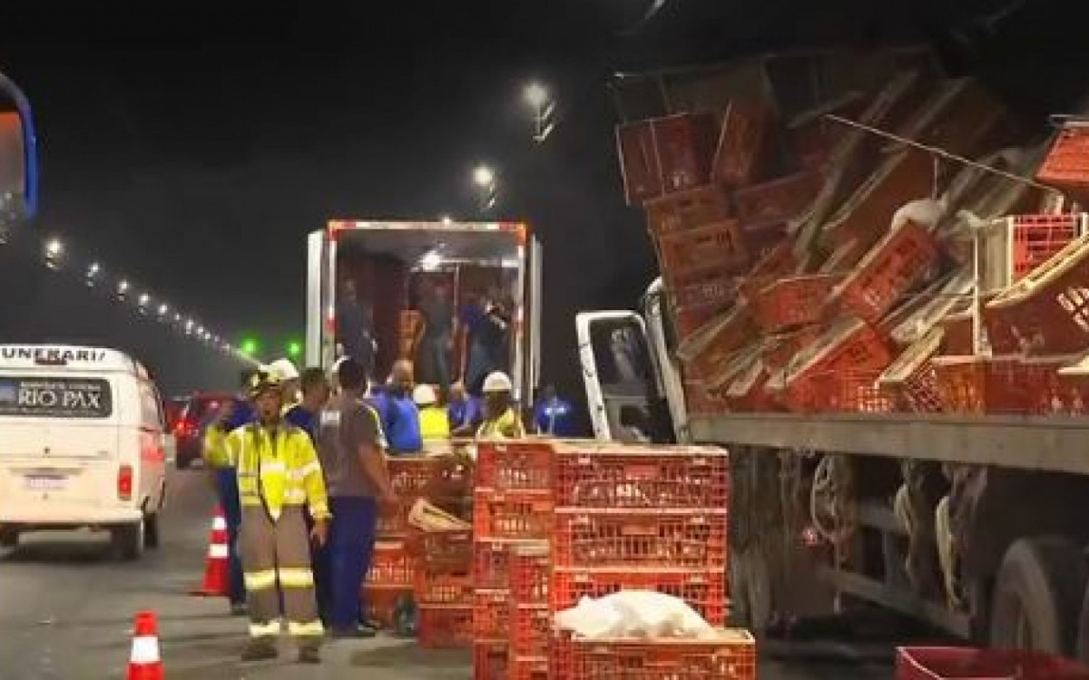 Carga com galinhas foi jogada ao chão durante tombamento de caminhão - Reprodução/BDRJ