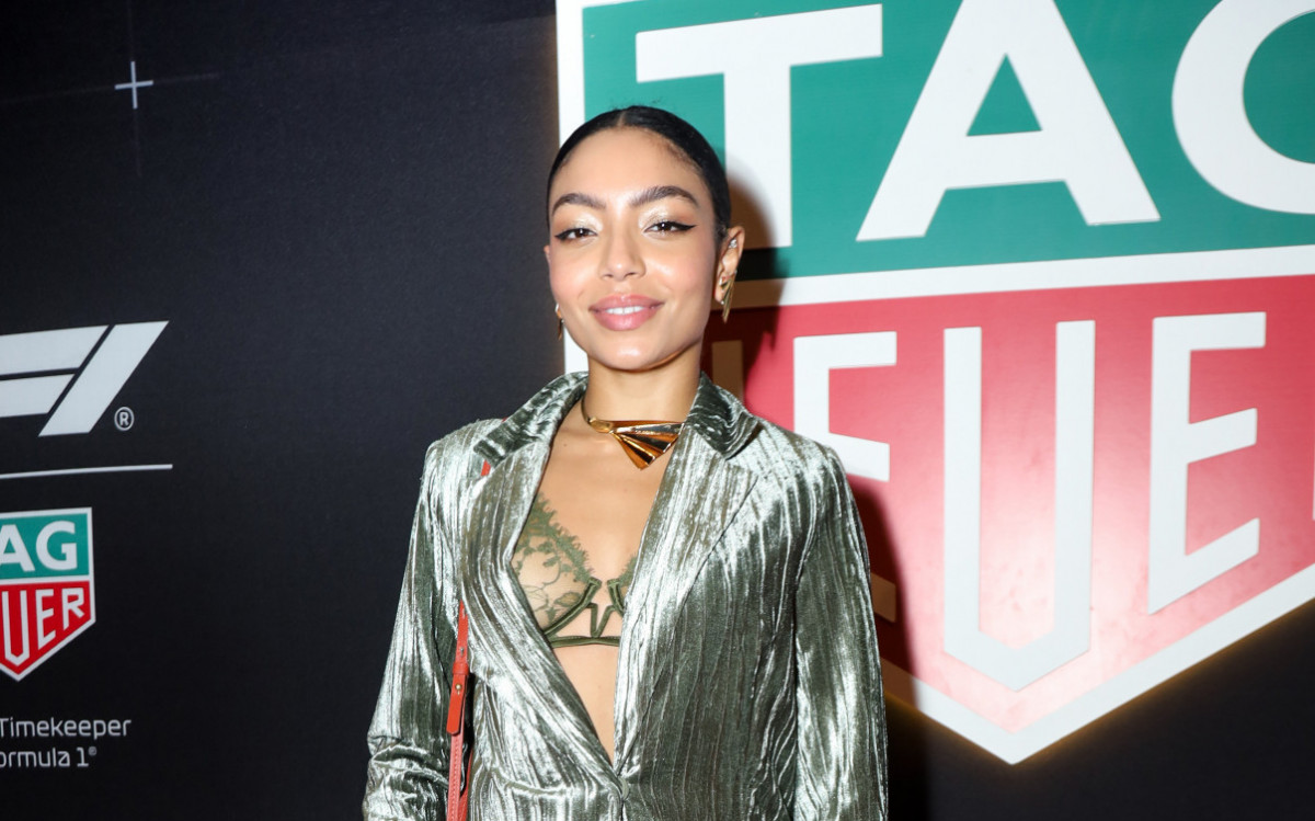 Any Gabrielly aposta em conjuntinho prateado para jantar de gala em S&atilde;o Paulo
