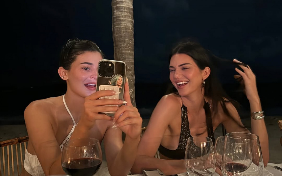 Kendall Jenner mostra clique intimista com a irmã, Kylie Jenner