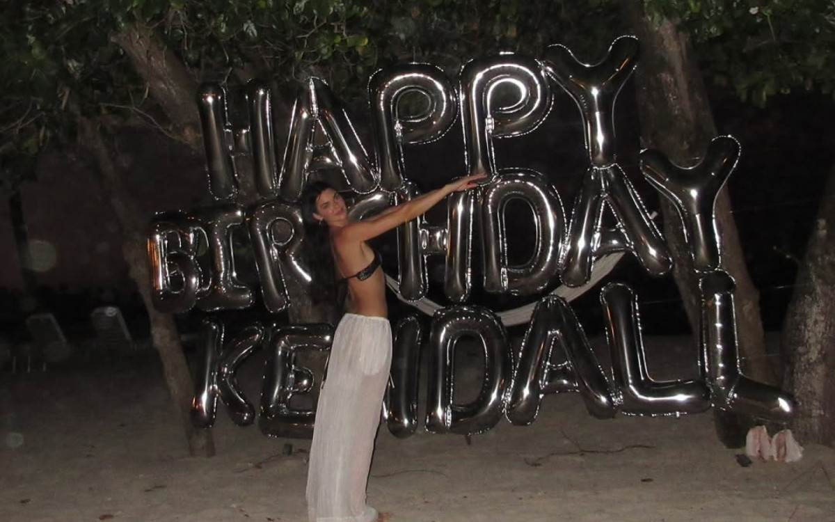 Kendall Jenner mostra comemoração do aniversário de 31 anos em praia