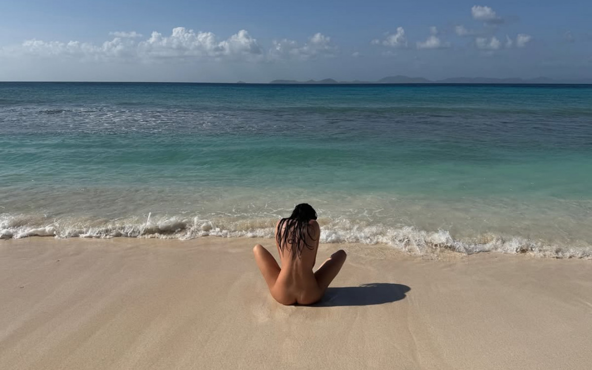 Kendall Jenner posa nua em praia