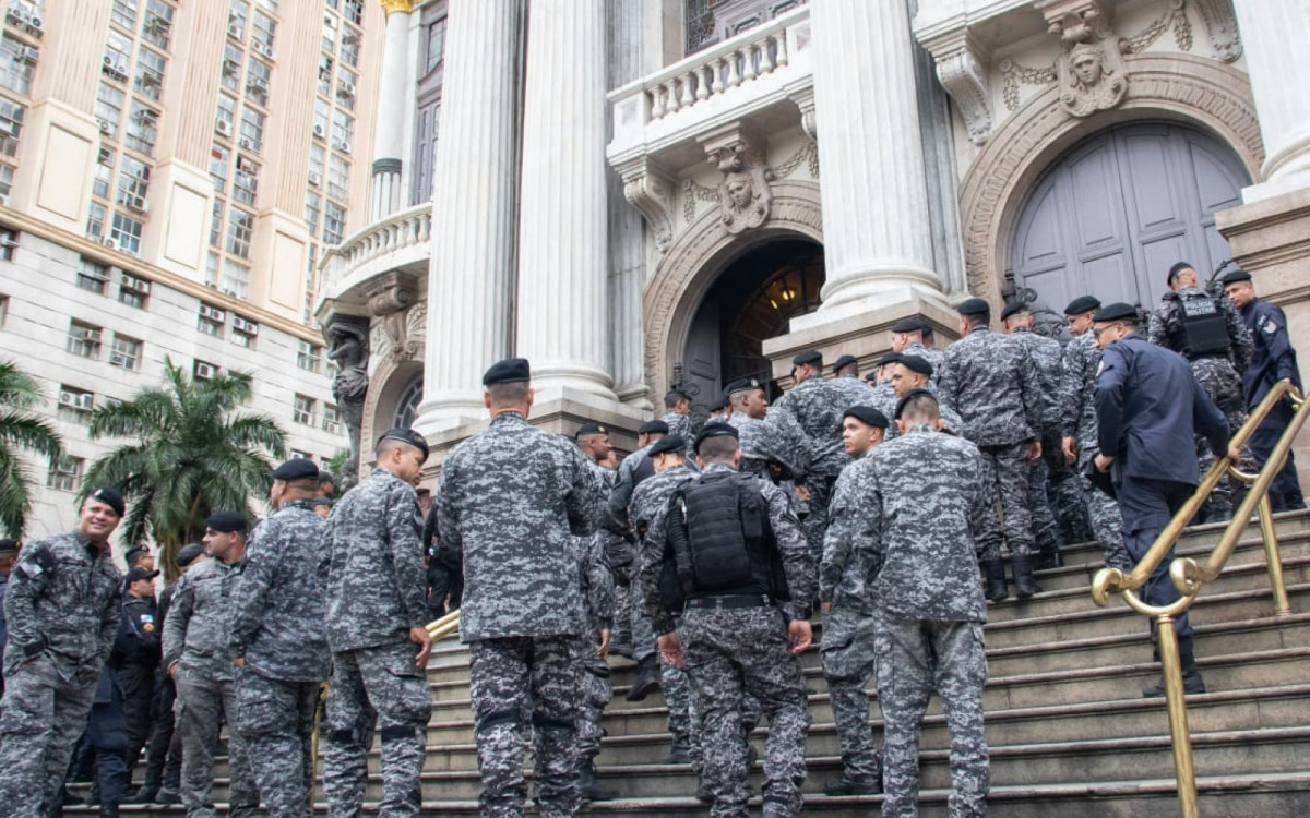 Policiais compareceram em peso ao Theatro