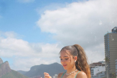 Mel Maia posta fotos de biquíni na praia e Maisa elogia: 'Linda gostosa' 