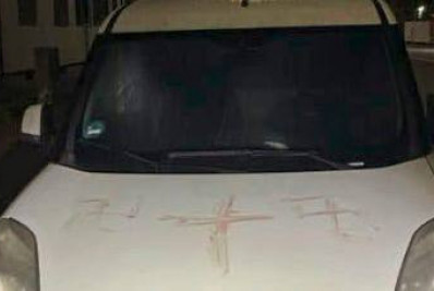 Polícia investiga suásticas pintadas com sangue humano em mais de 40 carros na Alemanha