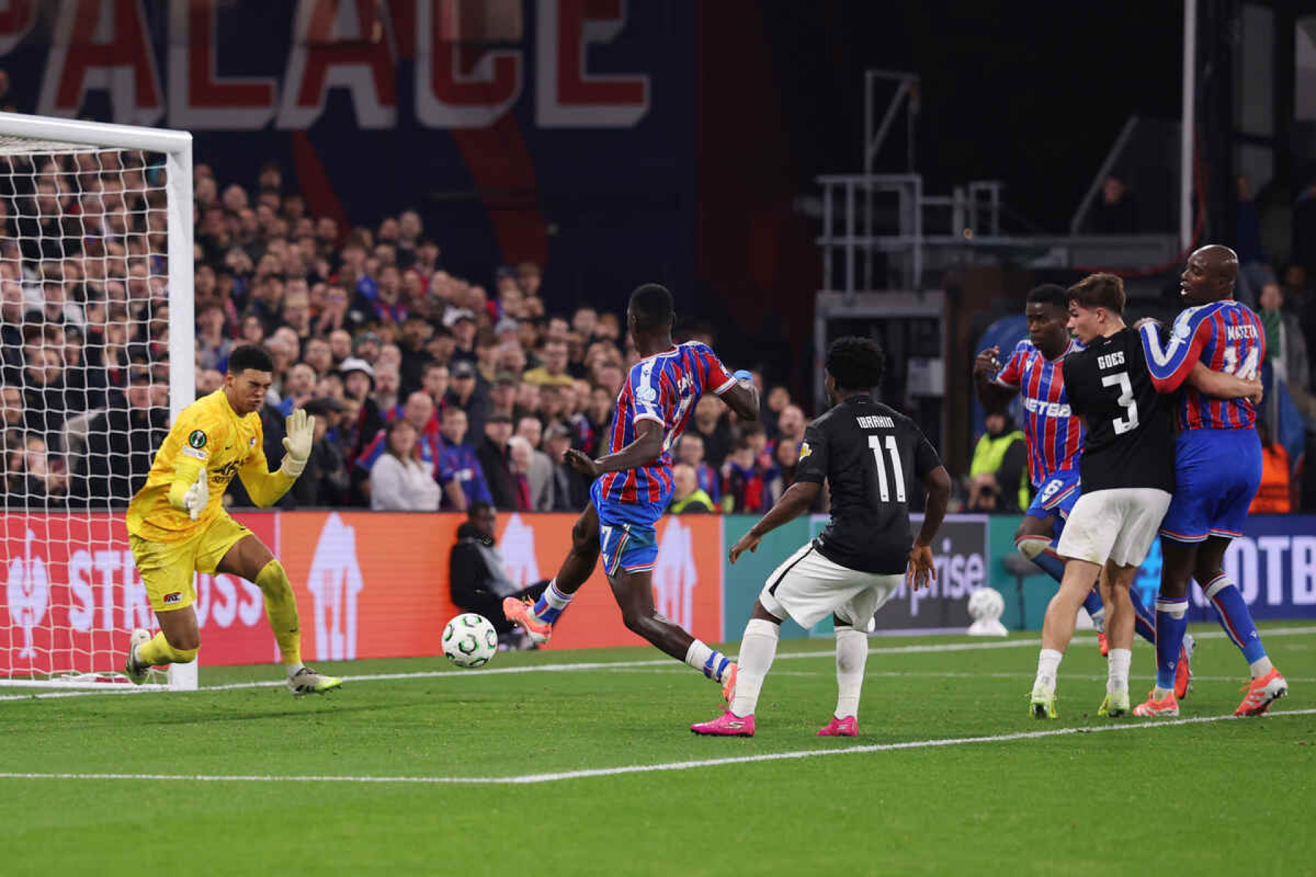 Crystal Palace bate o AZ Alkmaar e volta a vencer na Conference League
