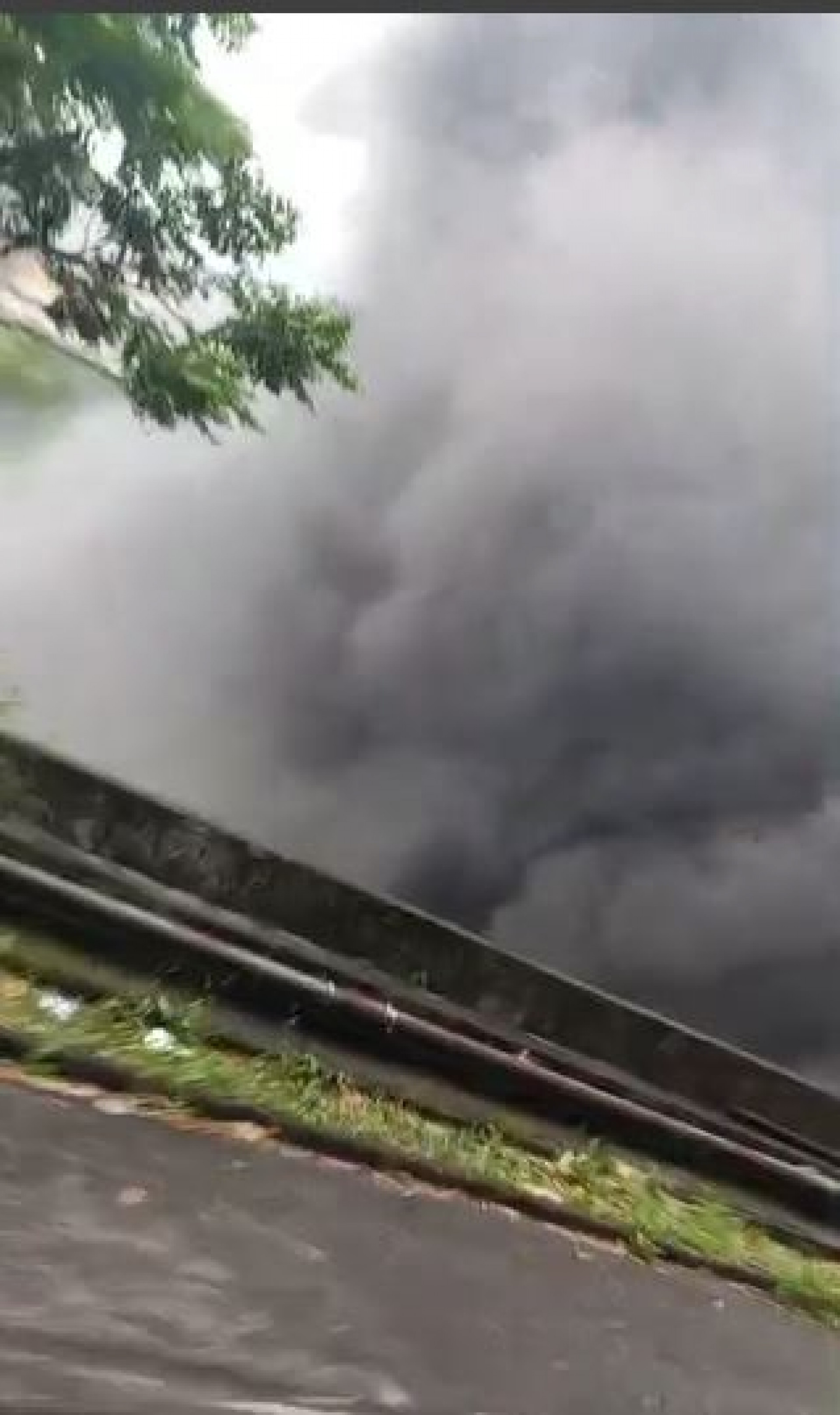 Incêndio provocou muita fumaça na região - Rede Social