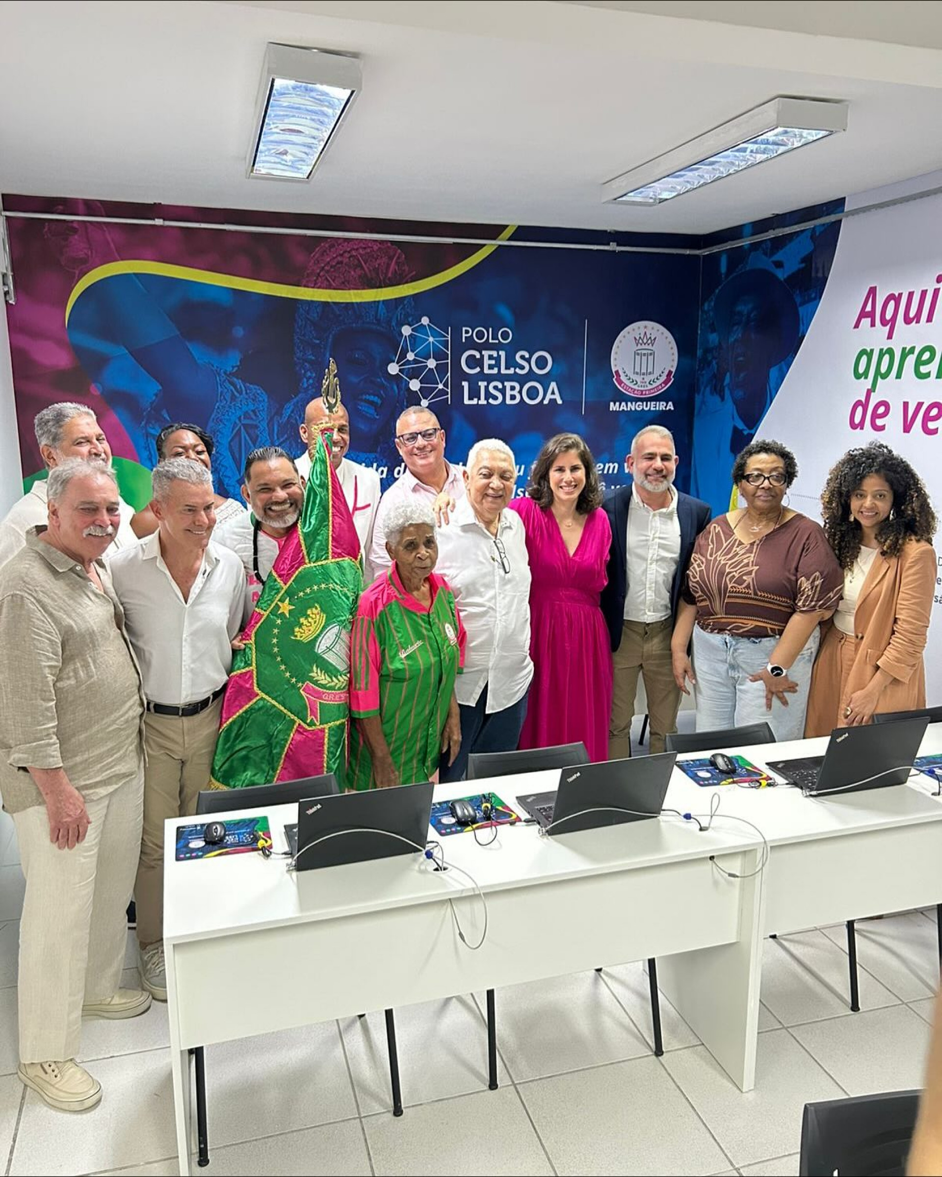 Membros da diretoria da Mangueira e da Celso Lisboa posam na sala do novo polo educacional - Divulgação
