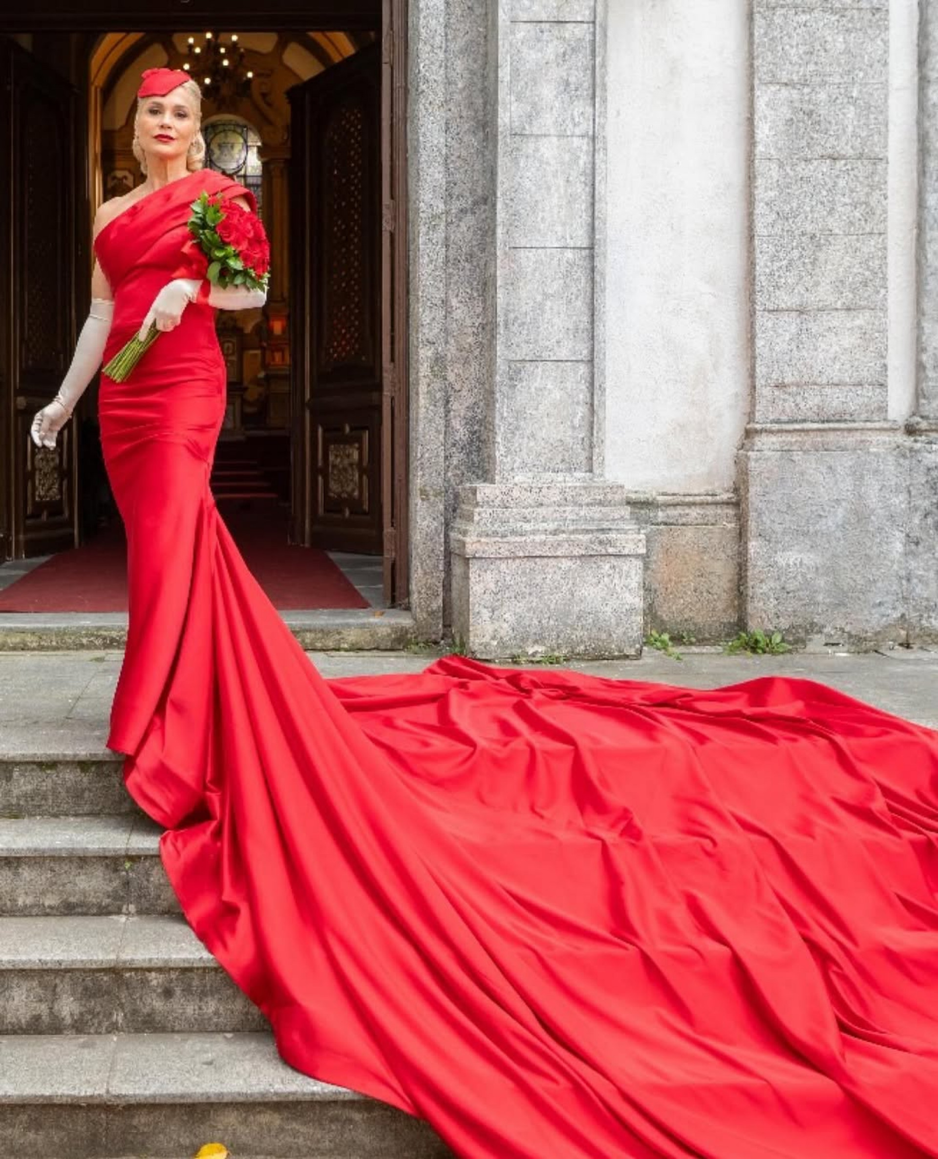 Flávia Alessandra revela detalhes do casamento com vestido vermelho de sua personagem em 'Êta Mundo Melhor!' - Reprodução / Instagram