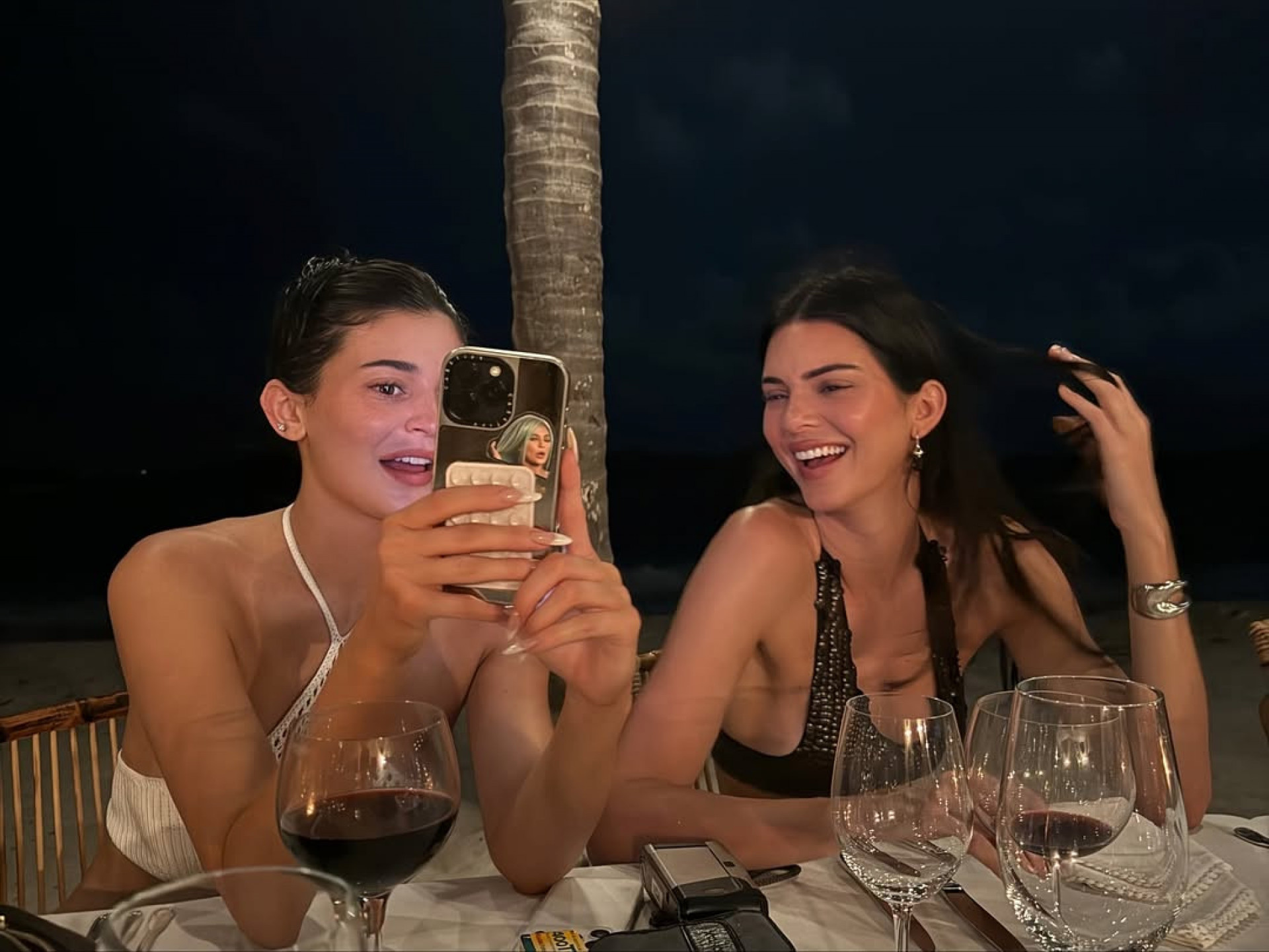 Kendall Jenner mostra clique intimista com a irmã, Kylie Jenner - Reprodução / Instagram