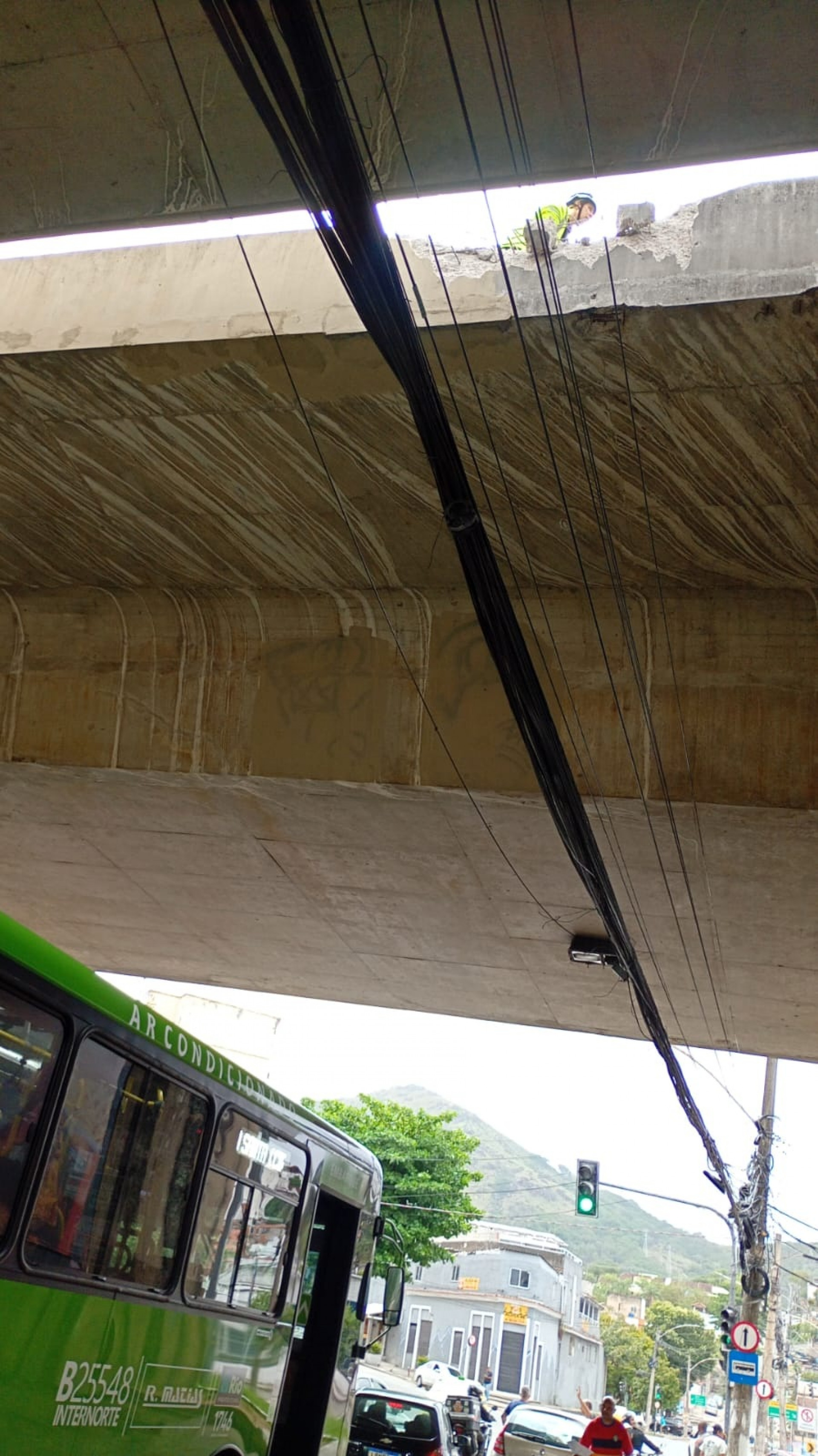 Um pedaço de mureta de concreto se soltou com o impacto e caiu em carro que passava sob a Linha Amarela - Reprodução