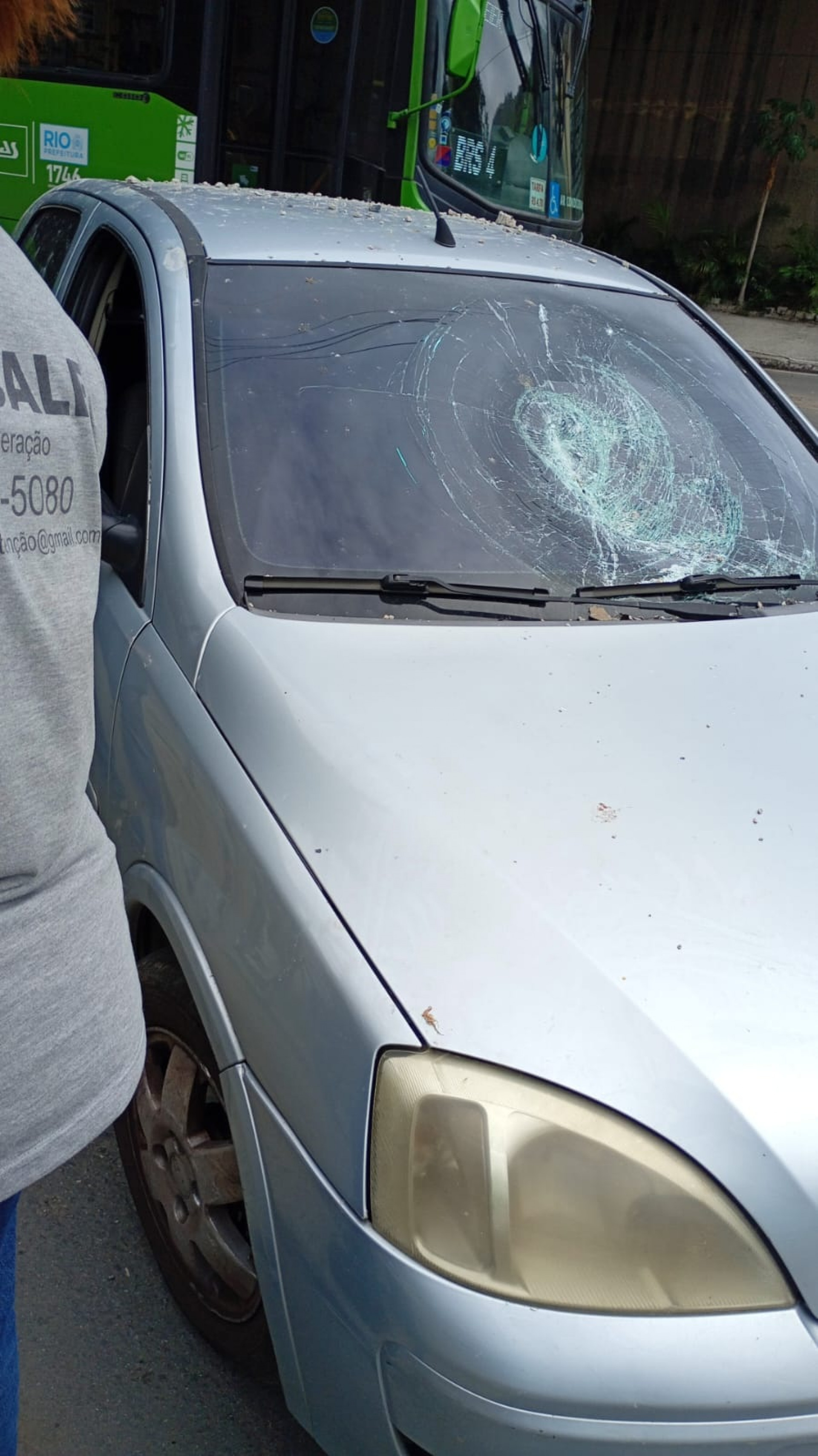 Um pedaço de mureta de concreto se soltou com o impacto e caiu em carro que passava sob a Linha Amarela - Reprodução