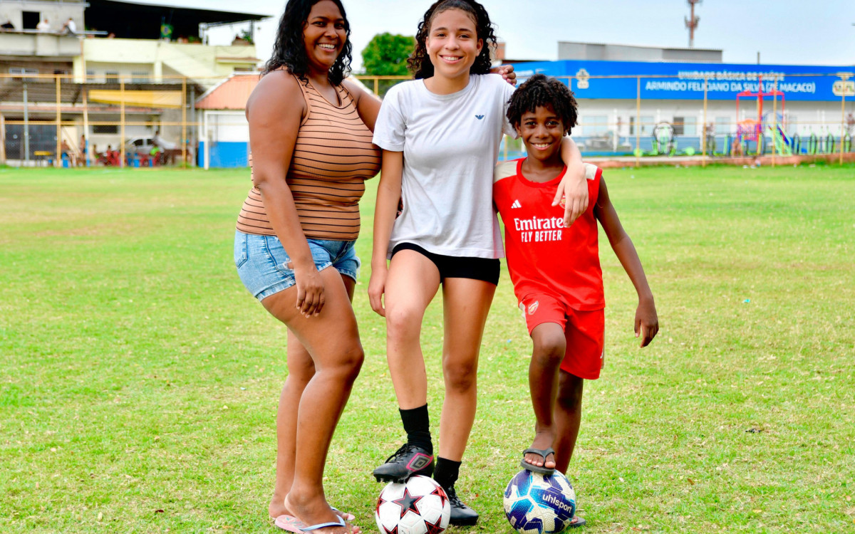  Vendedora Juliana, juntamente com o filho Breno, dá todo o apoio à filha Mariana

