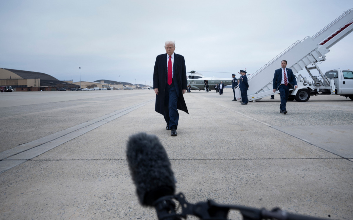 Urgente! Pacote 'Suspeito' Causa Pânico em Base Militar de Trump: Várias Pessoas Adoecem!