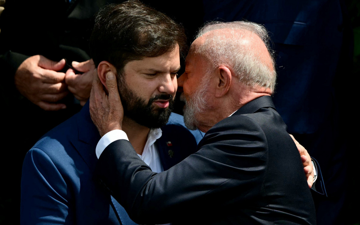Presidente Lula conversa com o presidente do Chile, Gabriel Boric - AFP