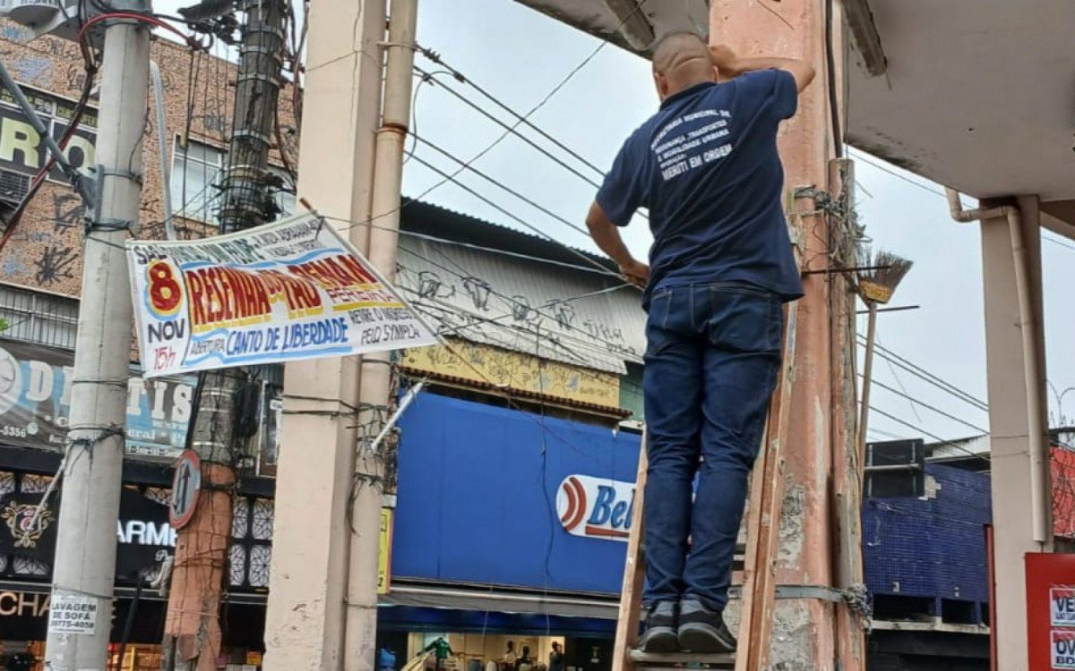 Faixas, placas e outras publicidades irregulares estão sendo retiradas das ruas