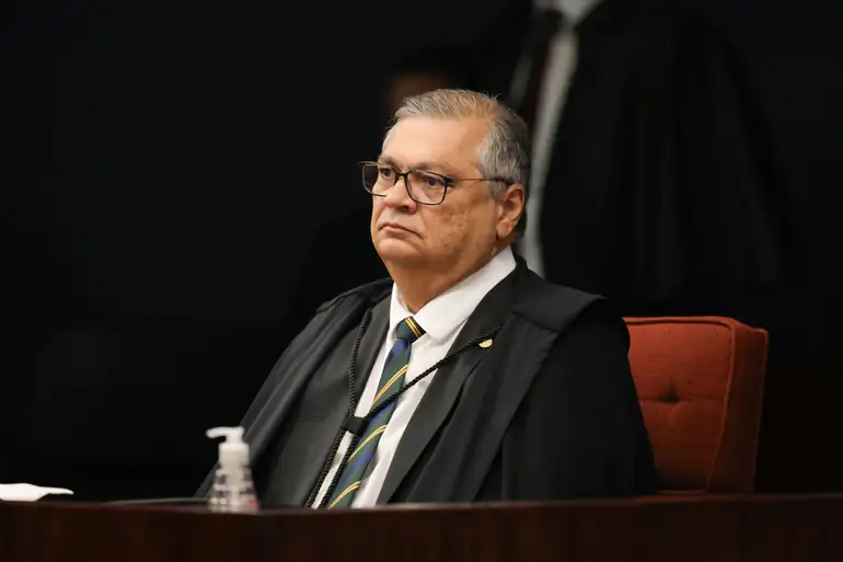 Dino nega passaporte ao pai de Paulo Figueiredo para ele participar do casamento do filho
