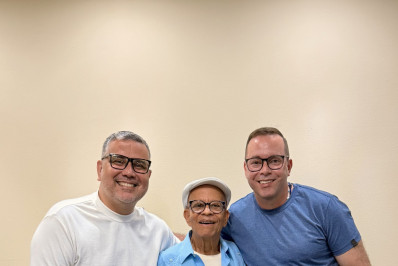 Nei Lopes visita barracão do Tuiuti e confirma presença no desfile