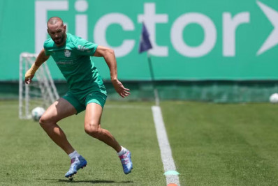 Com restrições, Weverton trabalha no gramado em reapresentação do Palmeiras