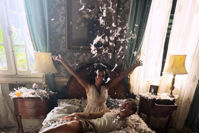 Jeniffer Nascimento mostra bastidores de 'Etâ Mundo Melhor!' e ganha elogio de Larissa Manoela