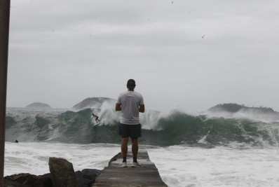 Marinha emite alerta de ressaca com ondas que podem chegar a 3 metros de altura