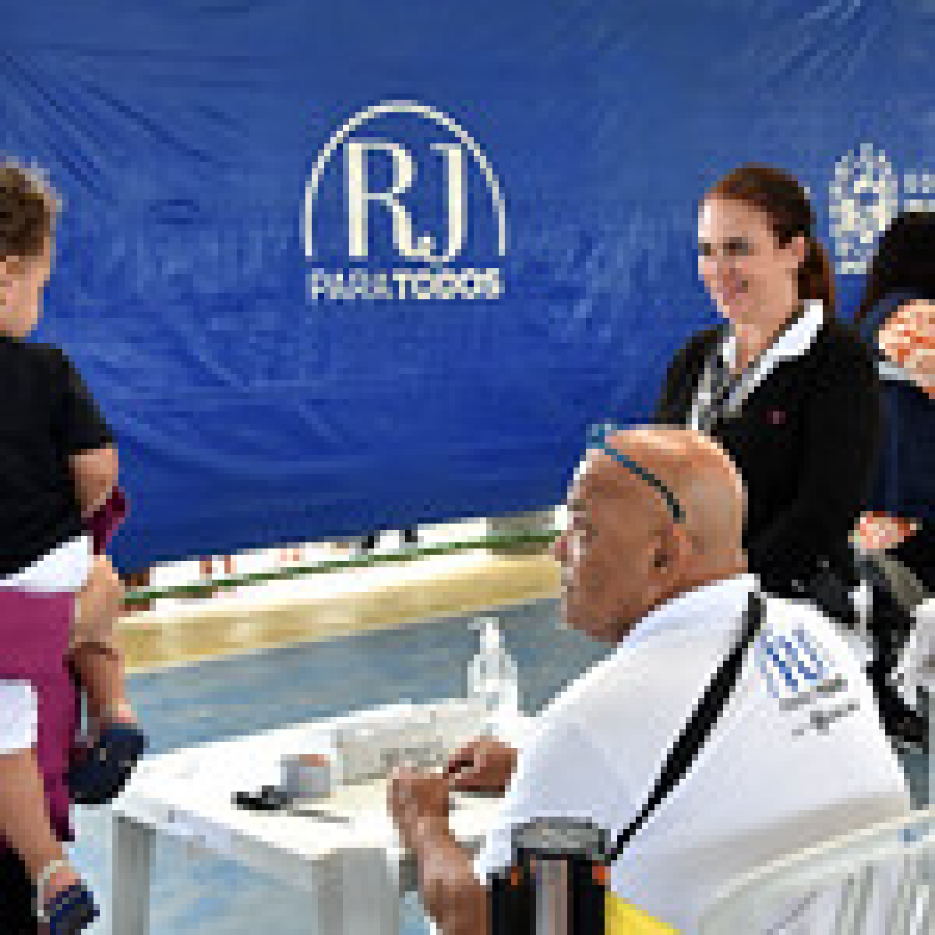Centenas de pessoas atendidas pelo programa estadual na Praça da Porteira 