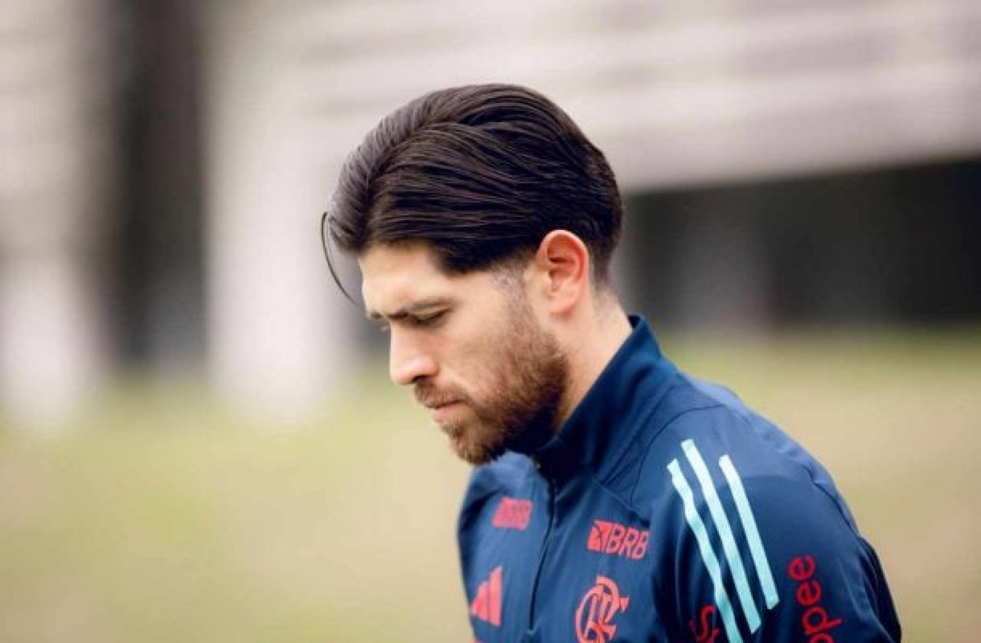 Flamengo apresenta proposta de renovação por Rossi