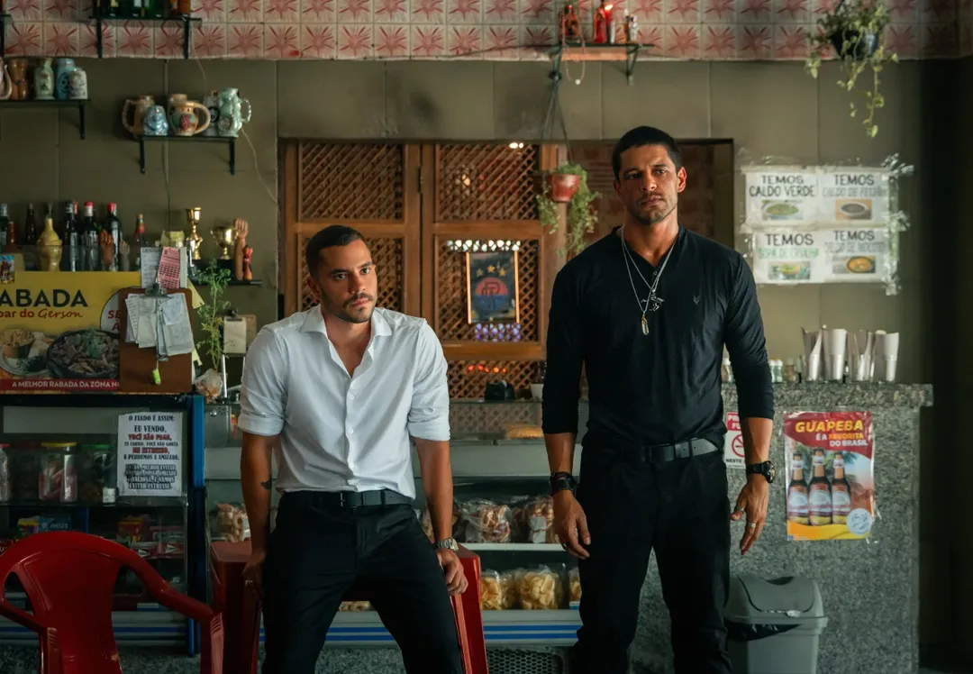 Pedro Lamin interpreta Nelinho, irm&atilde;o e protetor de Profeta, vivido por Andr&eacute; Lamoglia - Marcos Serra Lima/Netflix 