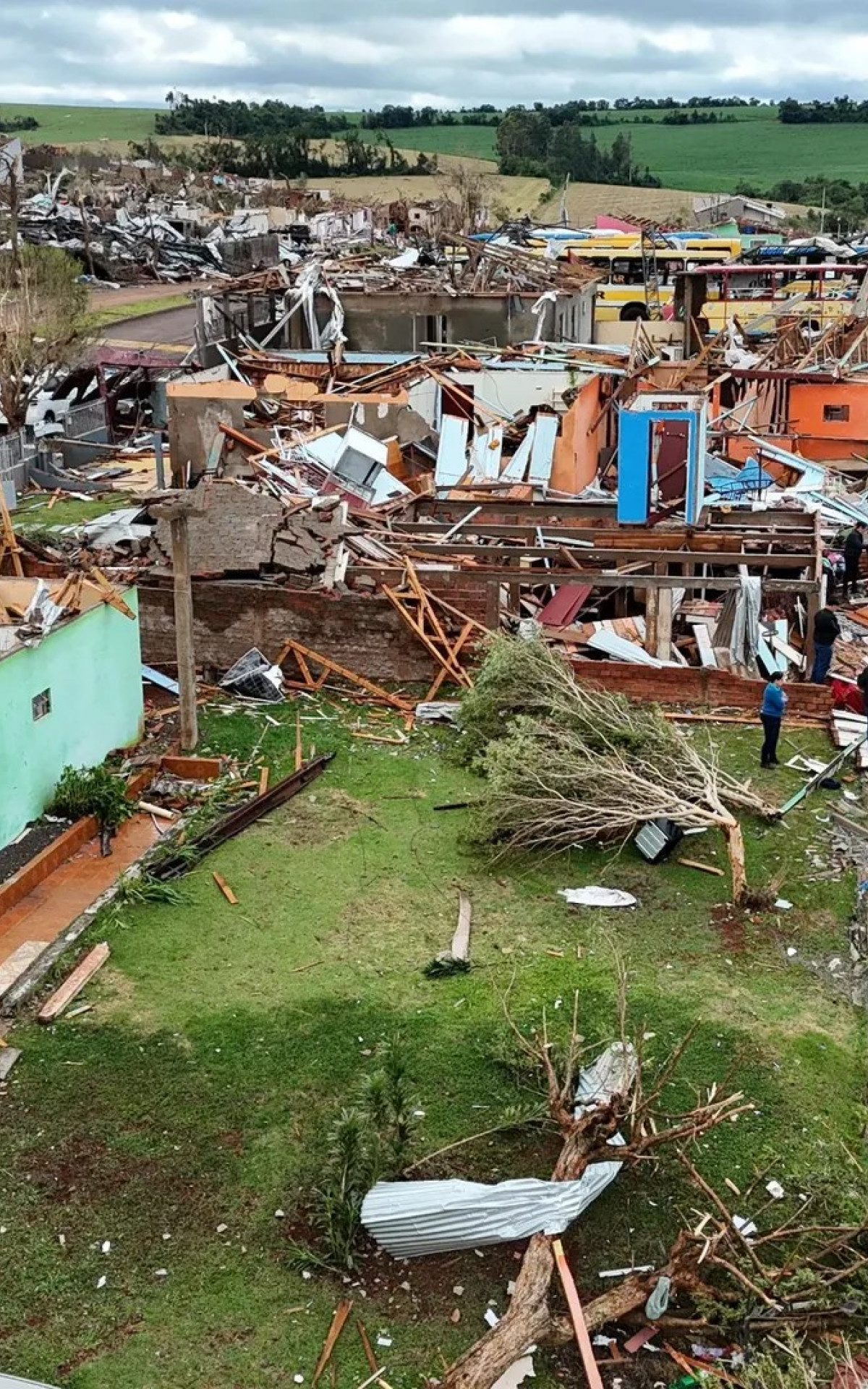 Imagens aéreas mostram cenário de destruição após tornado em Rio Bonito do Iguaçu, no Paraná