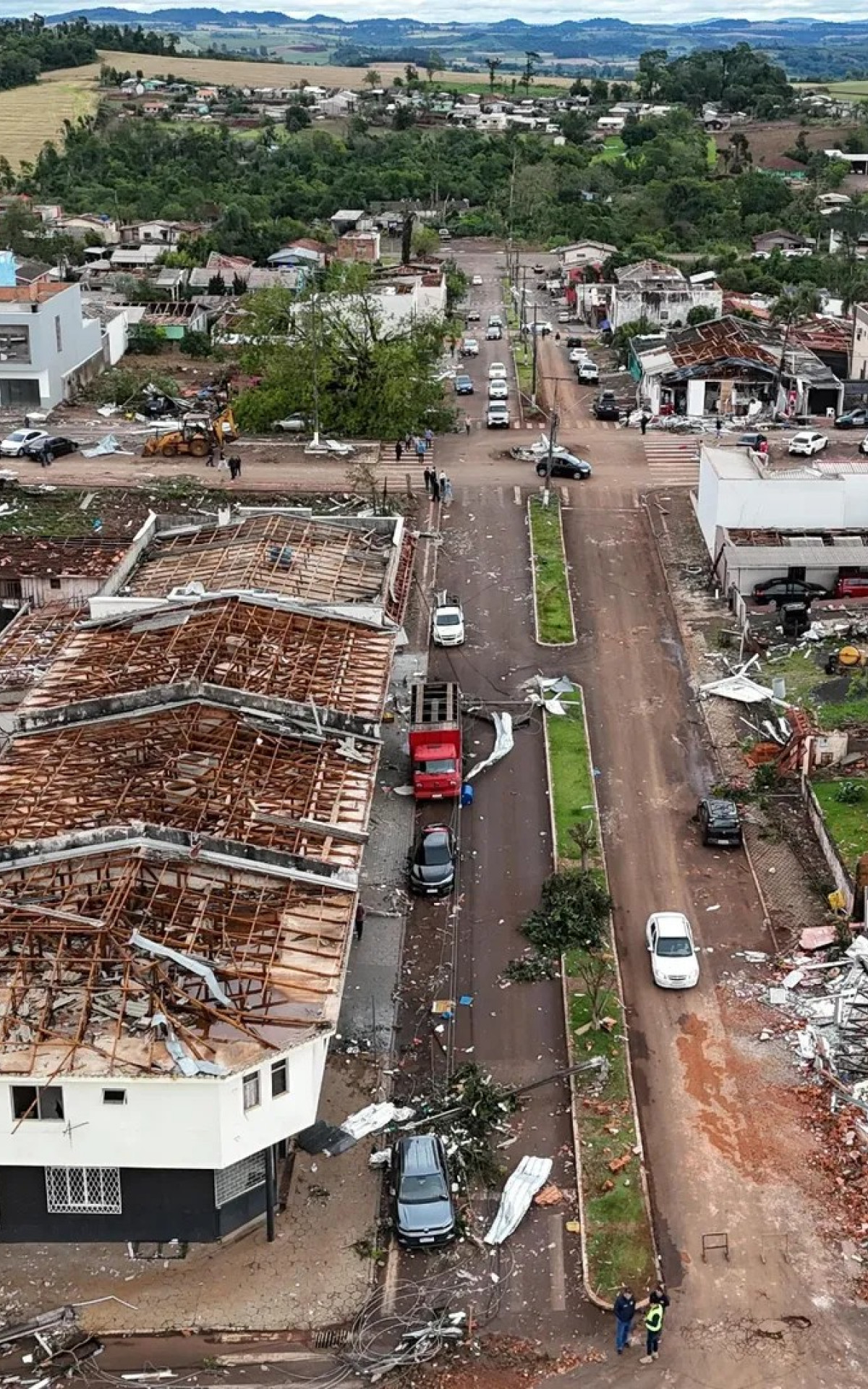 Imagens aéreas mostram cenário de destruição após tornado em Rio Bonito do Iguaçu, no Paraná