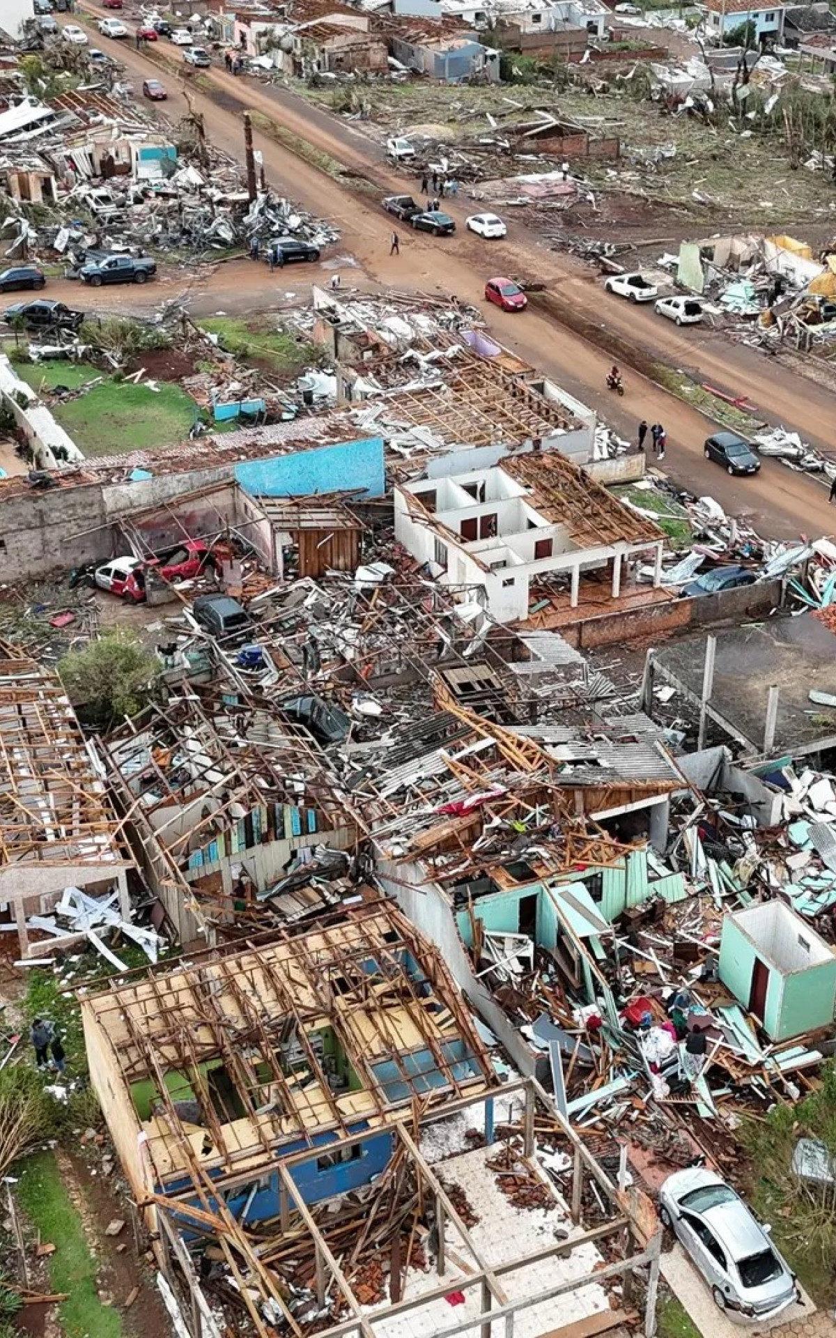 Imagens aéreas mostram cenário de destruição após tornado em Rio Bonito do Iguaçu, no Paraná