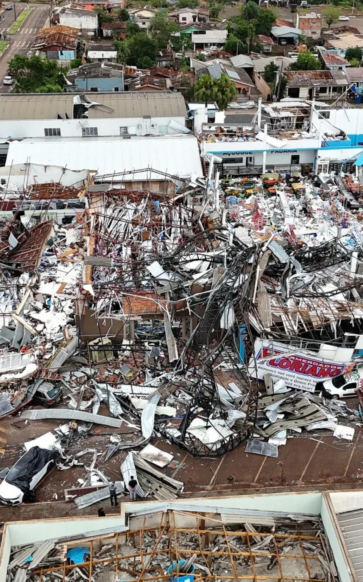 Imagens aéreas mostram cenário de destruição após tornado em Rio Bonito do Iguaçu, no Paraná