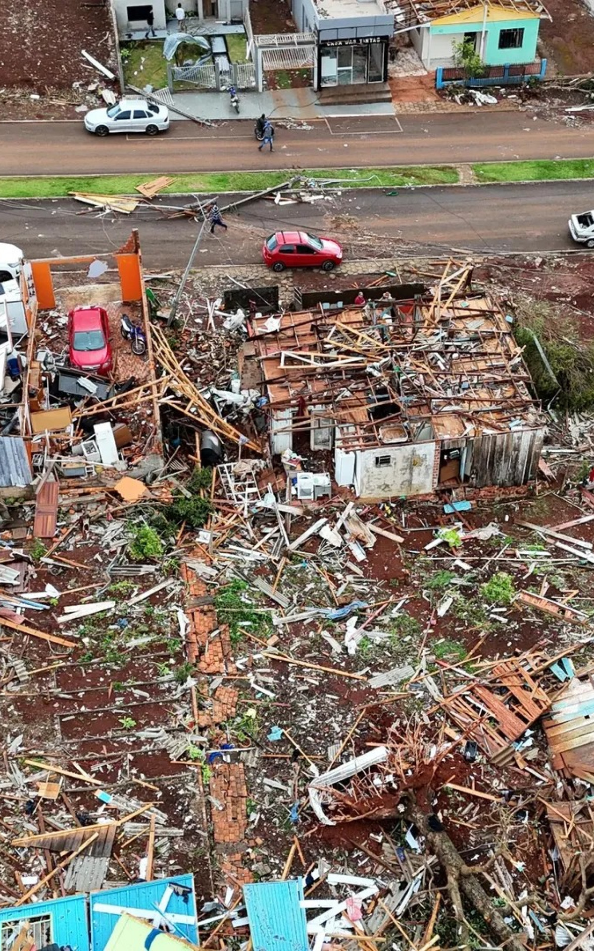Imagens aéreas mostram cenário de destruição após tornado em Rio Bonito do Iguaçu, no Paraná