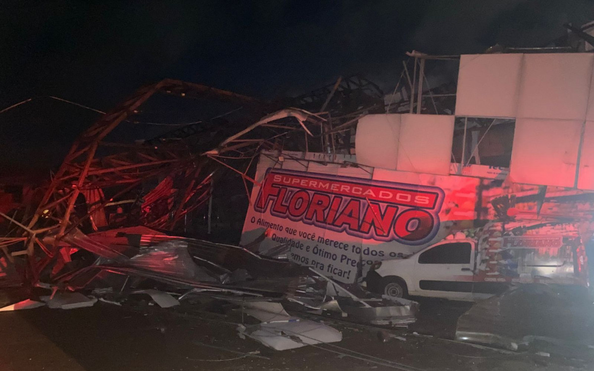 Rio Bonito do Iguaçu, no Paraná, fica destruído após tornado