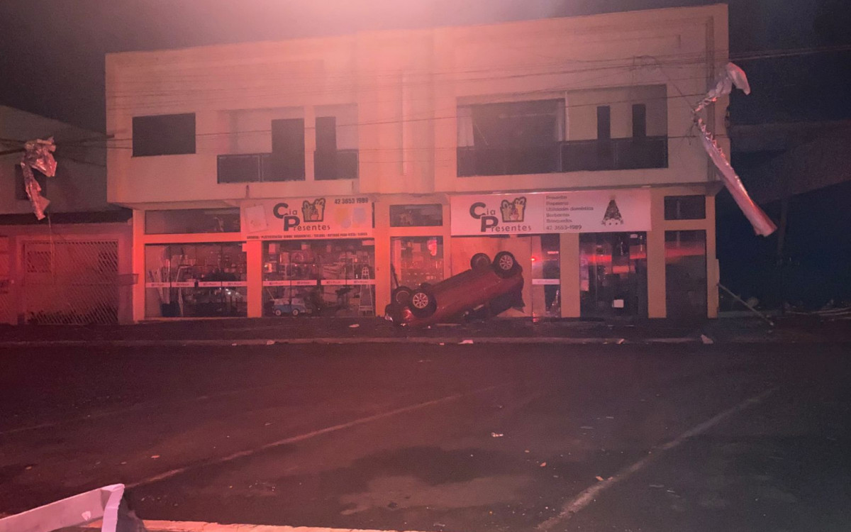 Rio Bonito do Iguaçu, no Paraná, fica destruído após tornado