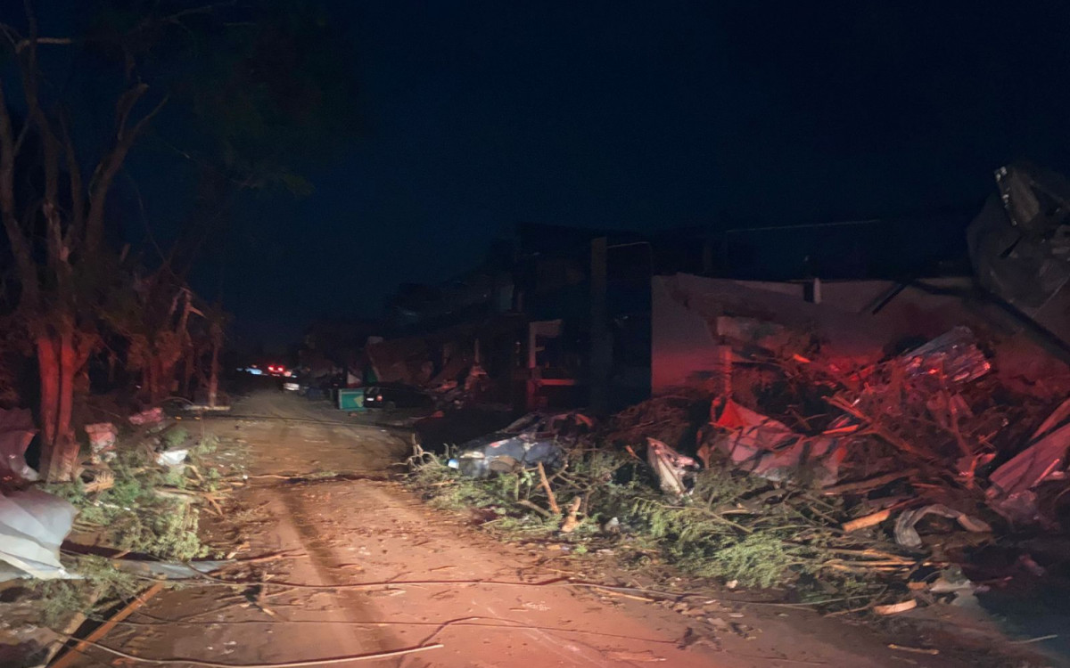 Rio Bonito do Iguaçu, no Paraná, fica destruído após tornado