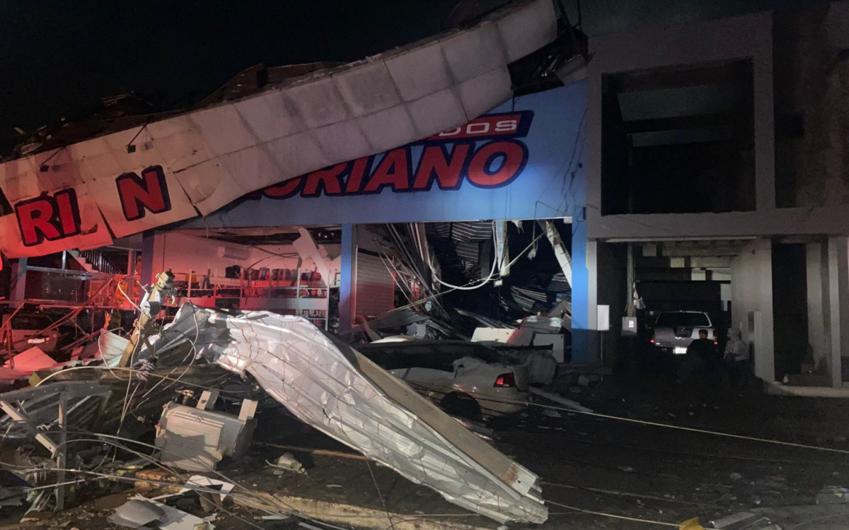 Rio Bonito do Iguaçu, no Paraná, fica destruído após tornado