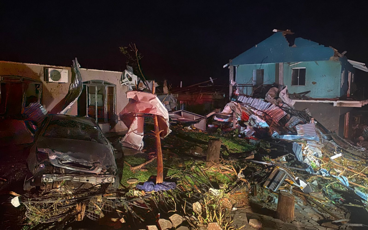 Rio Bonito do Iguaçu, no Paraná, fica destruído após tornado