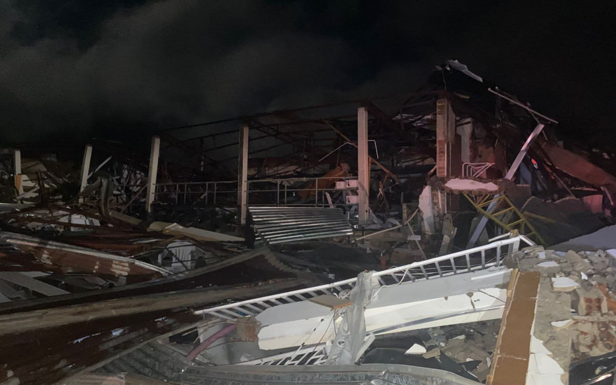 Rio Bonito do Iguaçu, no Paraná, fica destruído após tornado