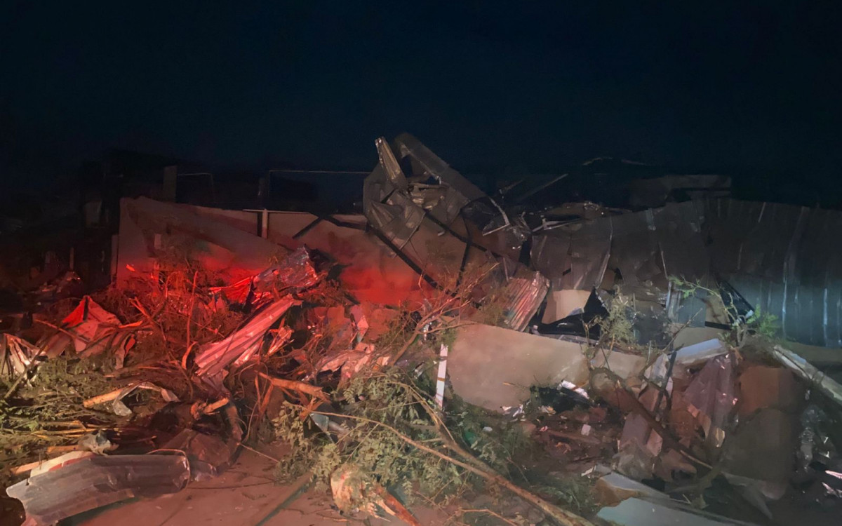 Rio Bonito do Iguaçu, no Paraná, fica destruído após tornado