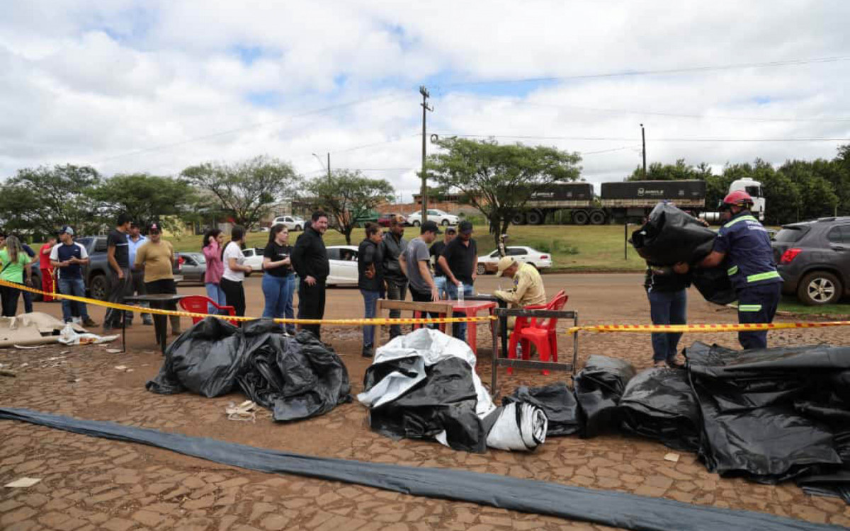Força-tarefa distribui água e alimentos para moradores de Rio Bonito do Iguaçu, após tornado