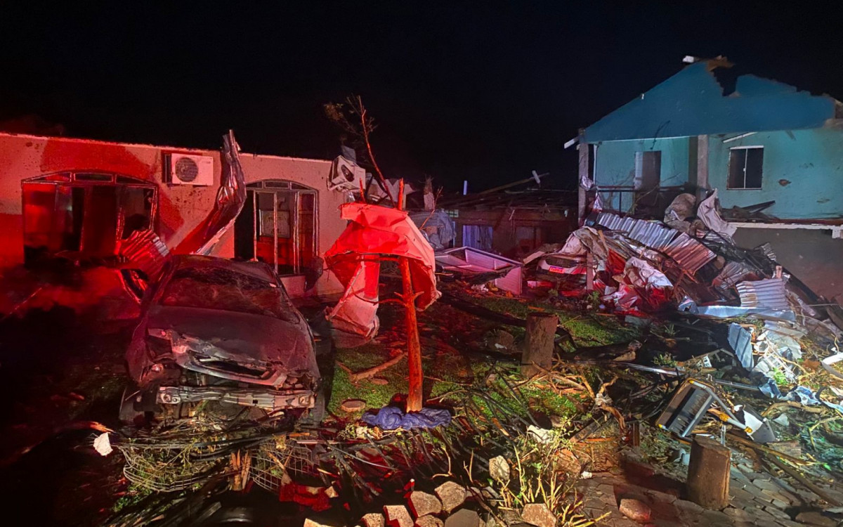 Rio Bonito do Iguaçu em Pânico: Tornado Devasta Cidade e Deixa um Rastro de Destruição!