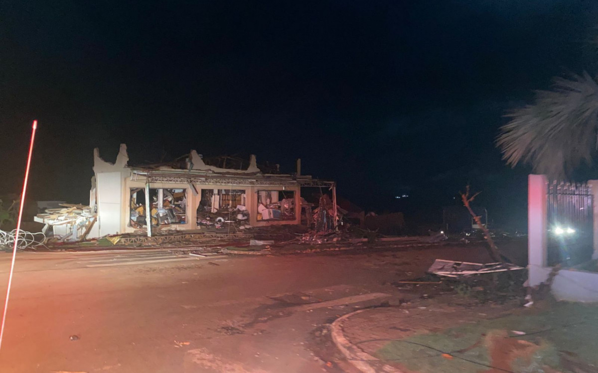 Rio Bonito do Iguaçu, no Paraná, fica destruído após tornado