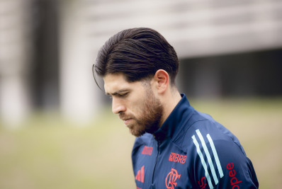 Flamengo apresenta proposta de valorização salarial para Rossi