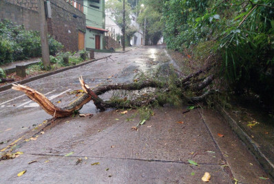 Temporal derruba parte de muro entre estações de metrô e provoca estragos no Rio