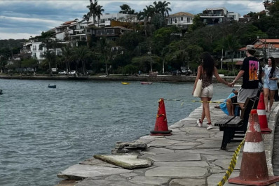 Parte da Orla Bardot é interditada para reparos após ressaca em Búzios